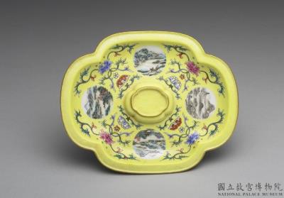 图片[2]-Begonia-shaped tray with four panels of landscape on a polychrome yellow ground in yangcai painted enamels, Qianlong reign (1736-1795), Qing dynasty-China Archive